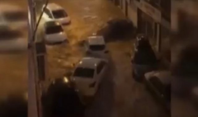 İzmir’de sağanak: Ev ve iş yerlerini su bastı, araçlar suya gömüldü