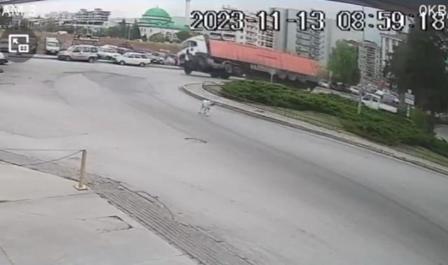 İzmir’de virajı alamayan tır devrildi