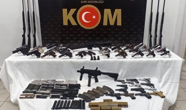 İzmir'de yasa dışı silah ticareti yapan çete çökertildi