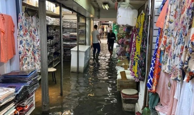 İzmir'i sağanak vurdu: Yollar göle döndü, semt pazarı sular altında kaldı