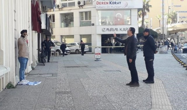 İzmir’in Konak ilçesinde bir şahıs, aracını yol ortasına bırakıp başına tabanca dayadı