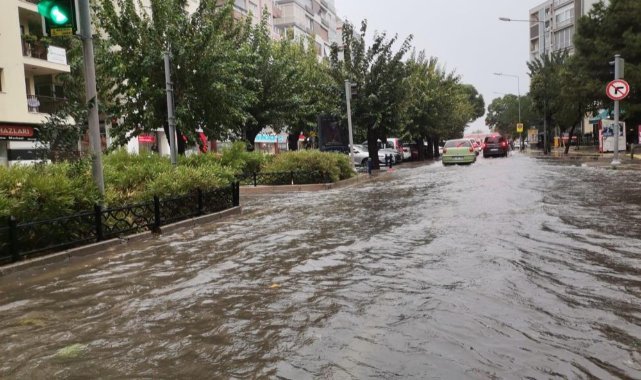 İzmir şiddetli sağanak caddeleri göle çevirdi