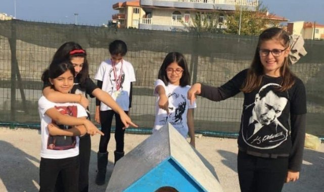 İzmirli öğrenciler sokak hayvanlarına barınak yaptı
