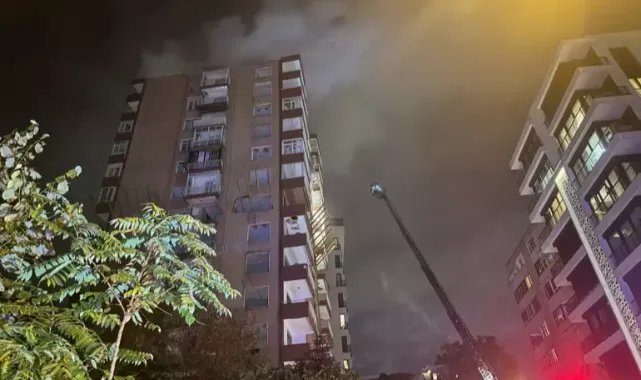 Kadıköy'de 14 katlı metruk binanın çatısına yıldırım düştü