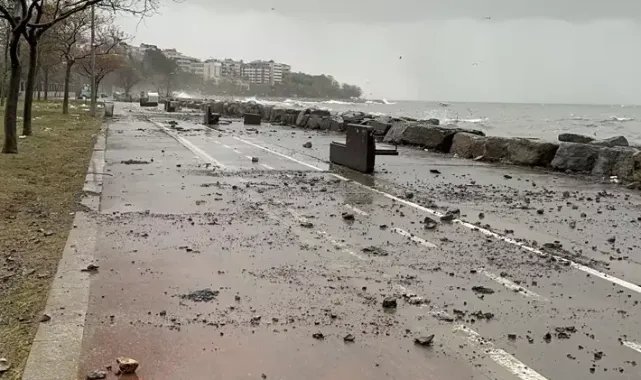 Kadıköy ve Bağcılar'da fırtına ile sağanak yağış etkili oluyor