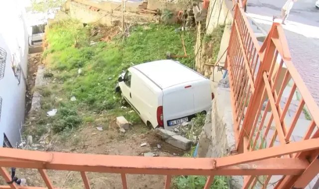 Kağıthane'de yokuştan kayan araç apartman bahçesine düştü
