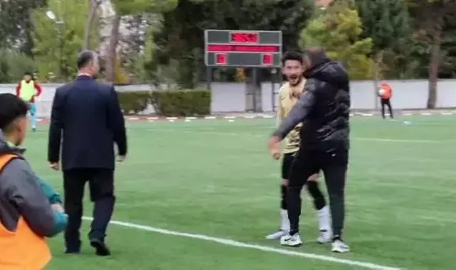 Kırmızı kart gören futbolcusunu tokatladı