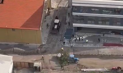 Kızgın kepçe operatörü işçileri iş makinesiyle kovaladı