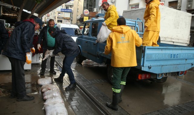 Konak Belediyesi’nden esnafa kum torbası desteği
