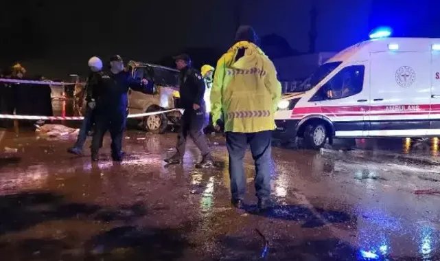 Konya'da minibüs refüje çarptı