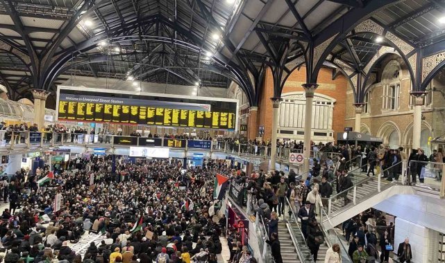 Londra’da tren istasyonunda Gazze’de ateşkes için oturma eylemi