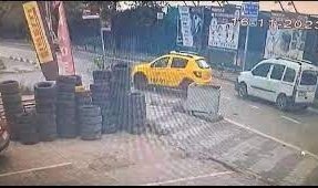 Maltepe'de hakimiyetini kaybeden motosiklet sürücüsü taksinin altında kaldı