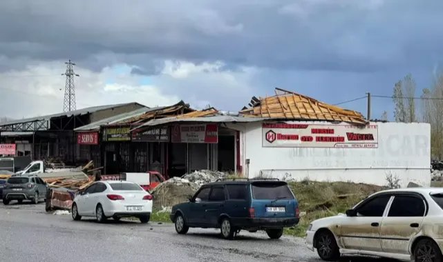 Muş'ta fırtına; 4 iş yerinin çatısı uçtu