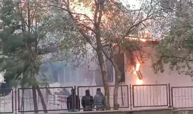 Okul çatısında yangın; 300 öğrenci tahliye edildi
