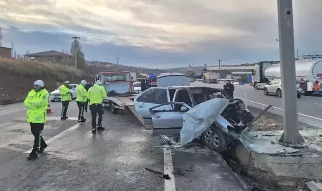 Otomobil direğe çarptı; aynı aileden 4 kişi öldü