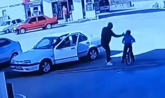 Otomobiline, bisikleti ile çarptığı iddiasıyla çocuğu tokatladı