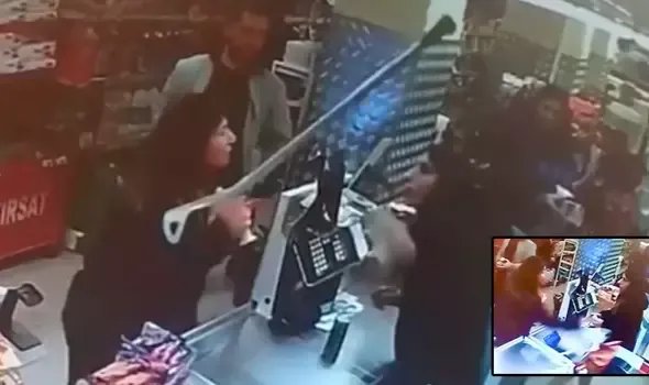 Pendik'te ikinci kasayı açmayan kasiyere koltuk değneğiyle saldırdı