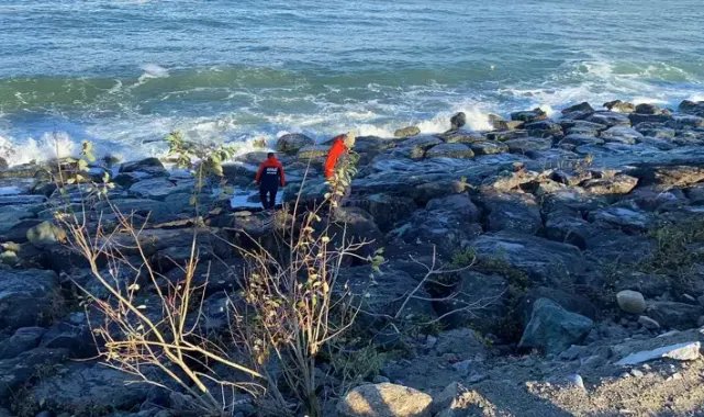 Rize'de odun toplamaya gittiği sahilde fırtınada kaybolan kadın aranıyor