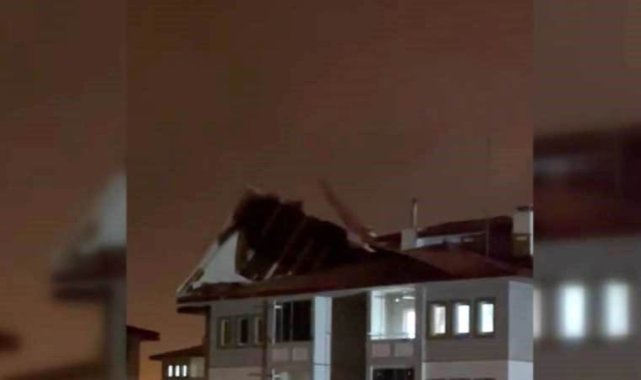 Rüzgar binanın çatısını yerinden söktü