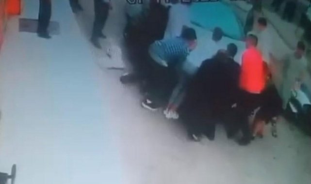 Şakalaşan çocuklar otomobilin altında kaldı