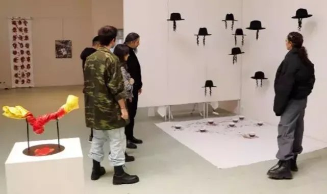 Sanatçılar, Gazze için gerçek kan kullandıkları +18 sergisi açtı