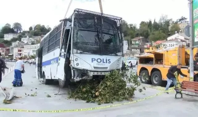 Sarıyer'de polisleri taşıyan otobüs denize düşmekten son anda kurtuldu
