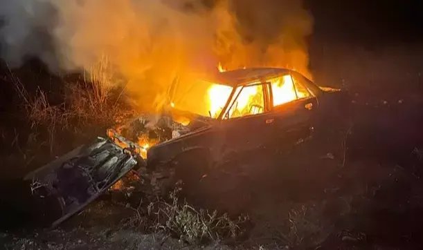 Siirt'te şarampole devrilen otomobil alev aldı