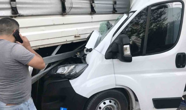 Şişli’de panelvan kamyonun altına girdi, sürücü kazayı sıyrıklarla atlattı