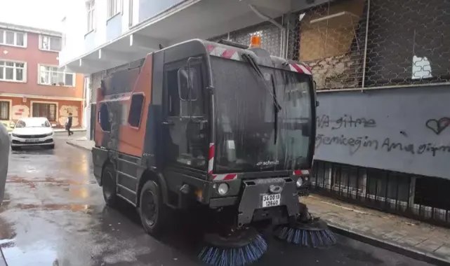 Şişli'de sokak süpürme aracı yandı