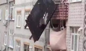 Sultangazi'de çatıdan kopan parça balkondaki çamaşır ipine asılı kaldı