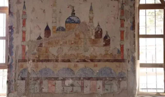 Tarihi camideki restorasyon, kalem işçiliklerini ortaya çıkardı