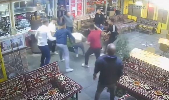 Tartıştığı kişiyle konuşmak için çağırdığı kafeyi savaş alanına çevirdiler
