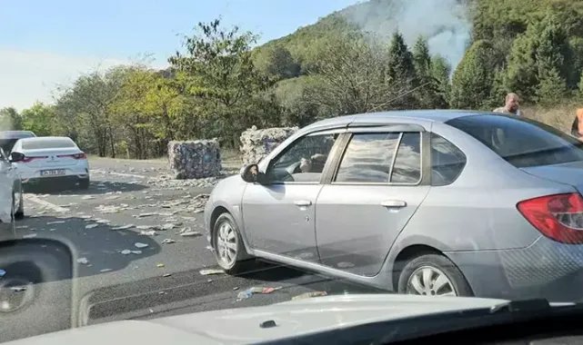 TEM'de, TIR'dan düşen geri dönüşüm malzemeleri ulaşımı aksattı