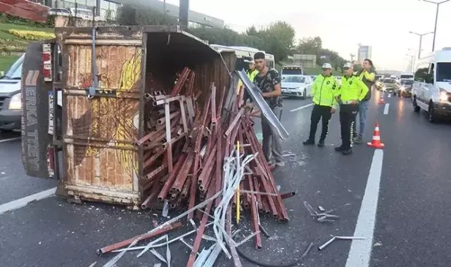 Ümraniye'de kamyonet devrildi, yoğun trafik oluştu