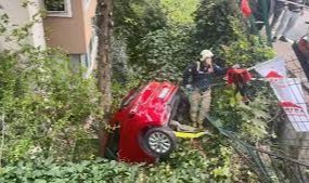 Üsküdar'da otomobil binanın bahçesine düştü