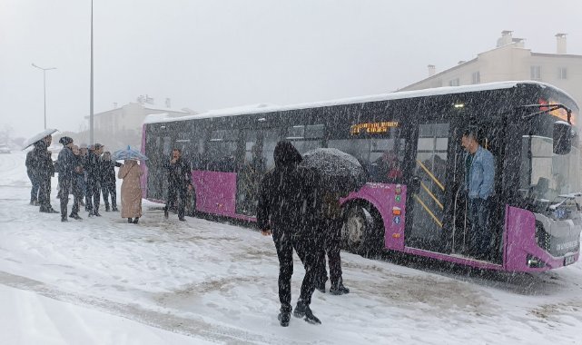 Van’da kar hayatı felç etti: Araçlar yolda kaldı