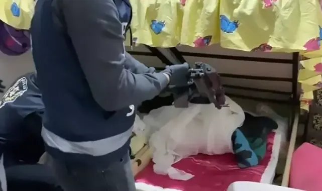 Yatak bazasından Kalaşnikof çıktı, arkadaşına ait olduğunu söyledi