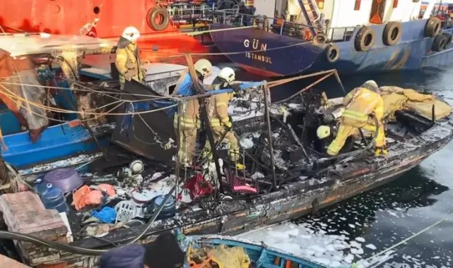Yenikapı sahilde tekne alev alev yandı