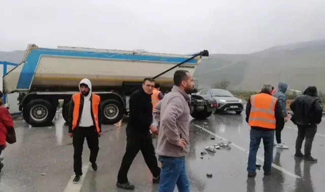 Yolcu otobüsü, aniden şerit değiştiren hafriyat kamyonuna çarptı; kaza anı kamerada