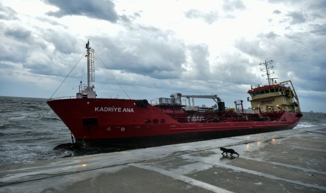 Zeytinburnu’nda karaya oturan geminin kaptanının yardım istediği anlar