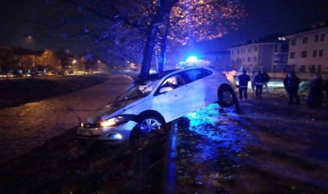 16 yaşındaki genç babasından habersiz otomobili kaçırdı, sonu hastanede bitti