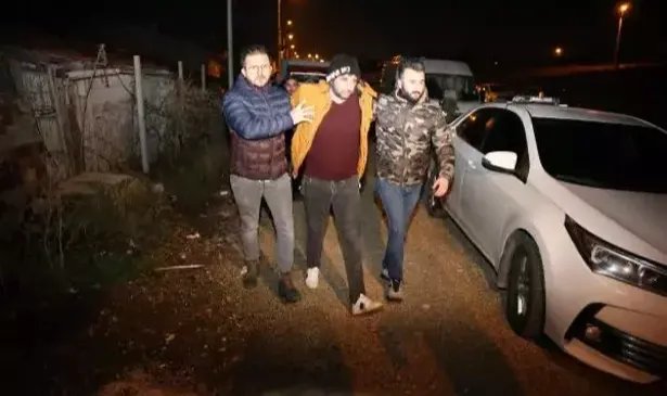 5 yıl hapisle aranan şüpheli elinde bıçakla çatıya çıktı; polis 2 saatte ikna etti