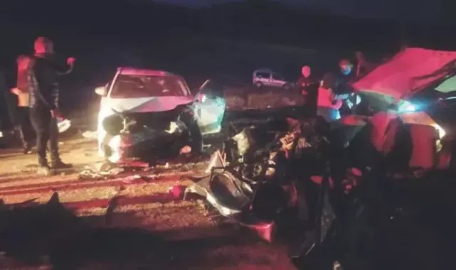 Adıyaman'da iki otomobil kafa kafaya çarpıştı