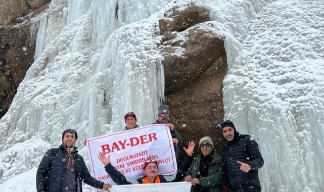 Ağrı’da 33 metre yükseklikteki şelale dondu