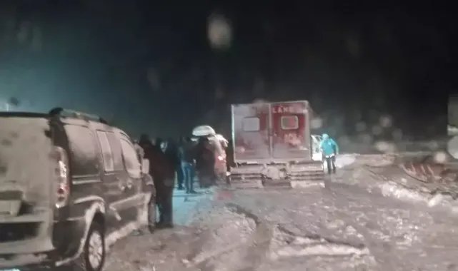 Ağrı&#039;da iş makinesi uçuruma yuvarlandı