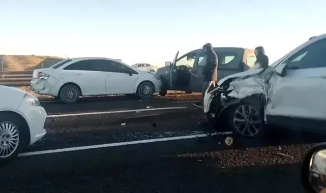 Ankara'da buz tutan yolda 10 araç birbirine girdi