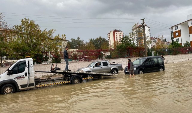 Antalya'da yağış hayatı olumsuz etkiledi