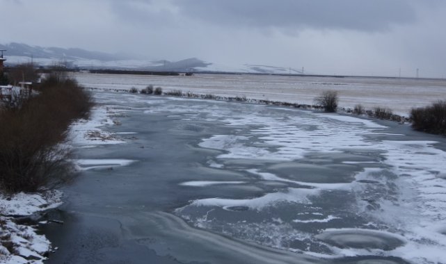 Ardahan'da Kura Nehrinin yüzeyi dondu
