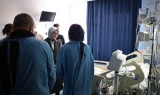 Bakan Göktaş’tan sahipsiz köpeklerin saldırısına uğrayan 10 yaşındaki Tunahan’a ziyaret