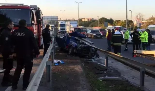 Bariyerlere saplanan otomobildeki anne ve oğlu öldü, baba yaralı